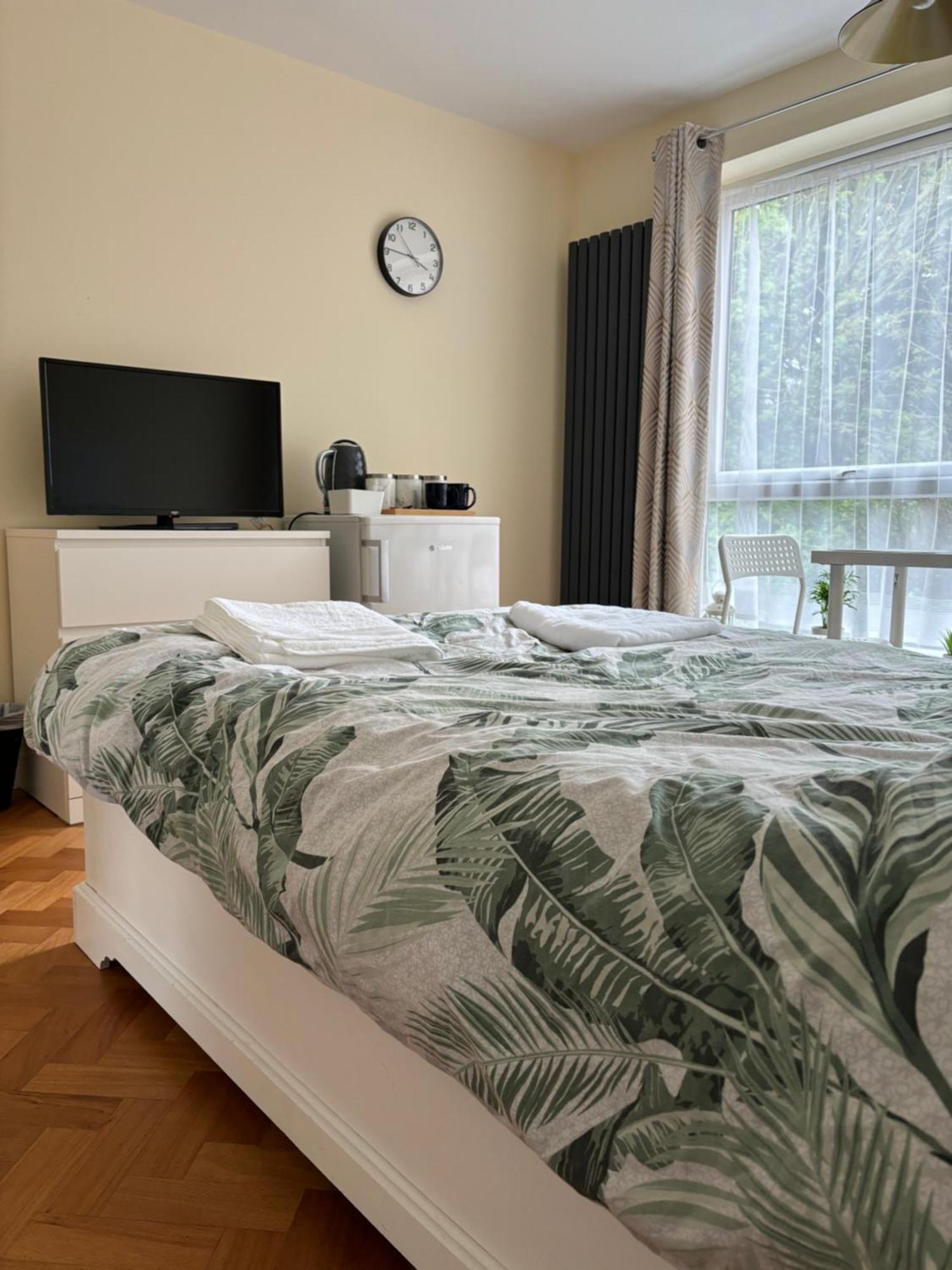 Wembley Stadium Large Double Room London Bagian luar foto