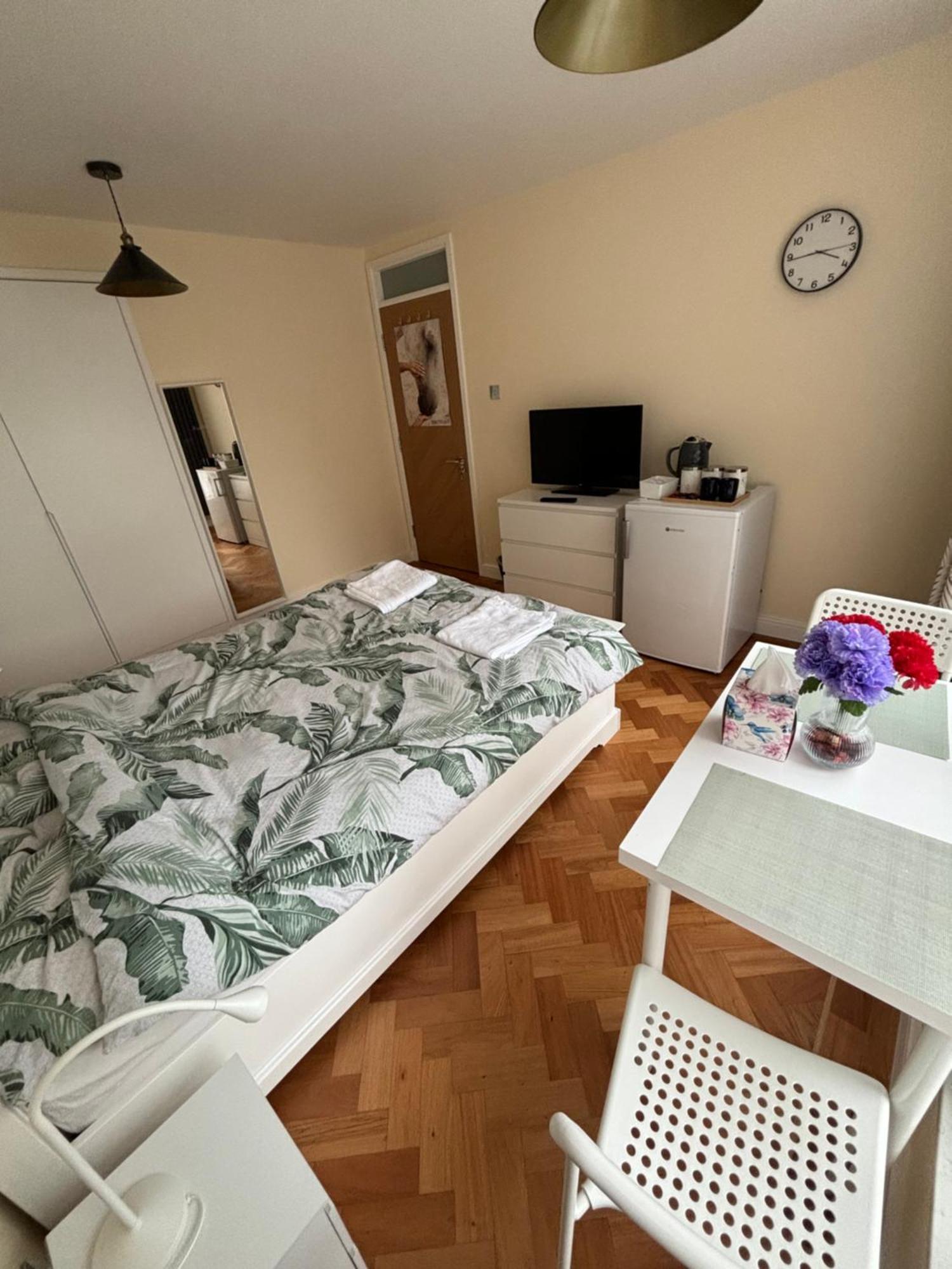 Wembley Stadium Large Double Room London Bagian luar foto