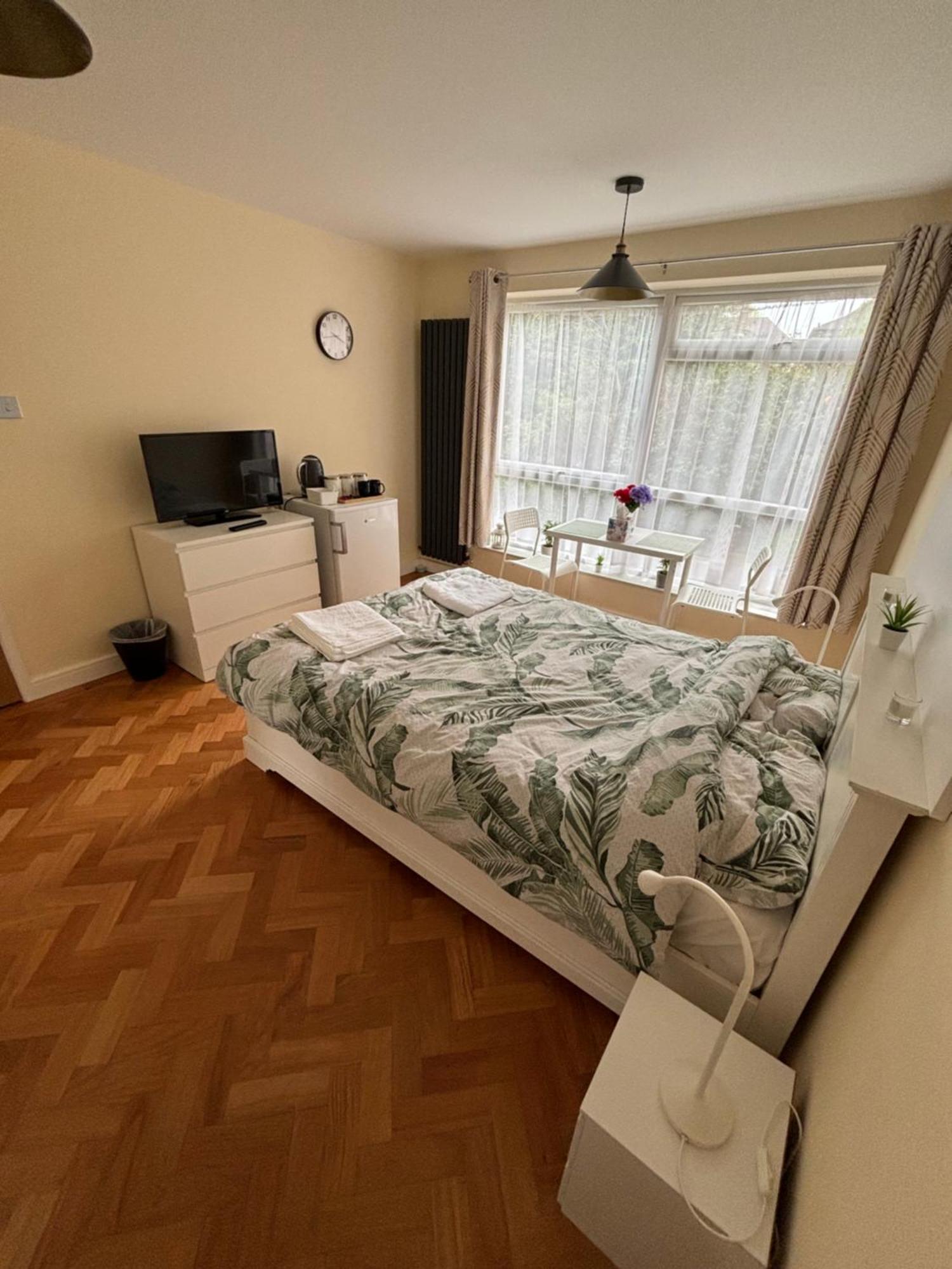 Wembley Stadium Large Double Room London Bagian luar foto
